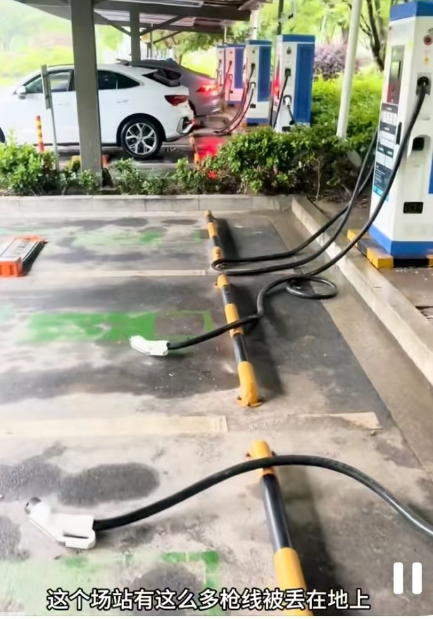 充电桩枪线被放地上
