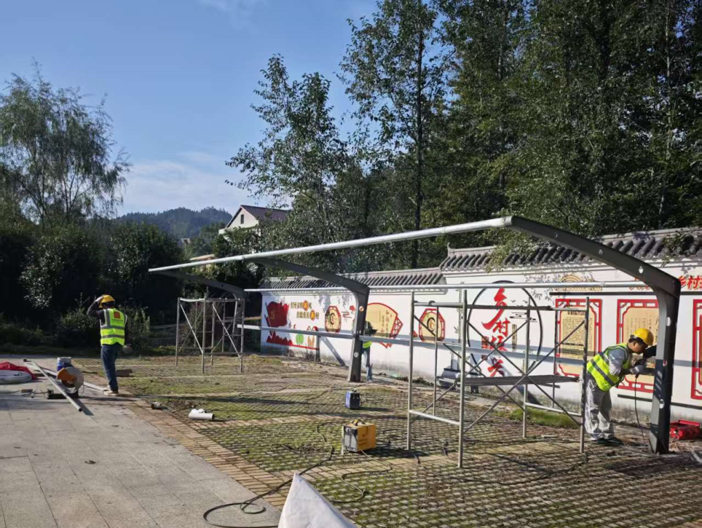 铜鼓8村试点电动车充电桩投用