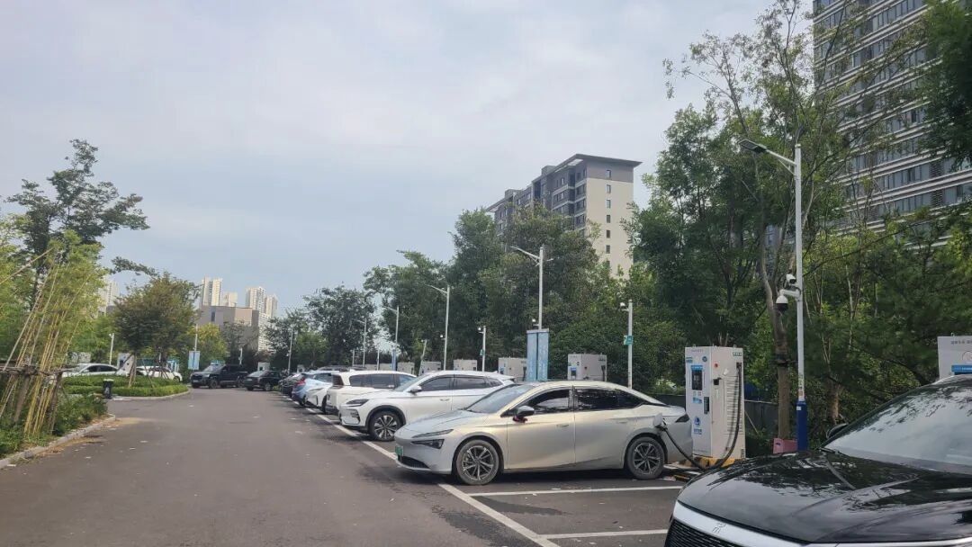 交通运输部：明年计划全国高速公路服务区建设超1万个充电桩